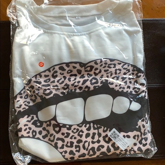 NWT Serenity Pullover White Leopard Lips Print - Picture 5 of 5